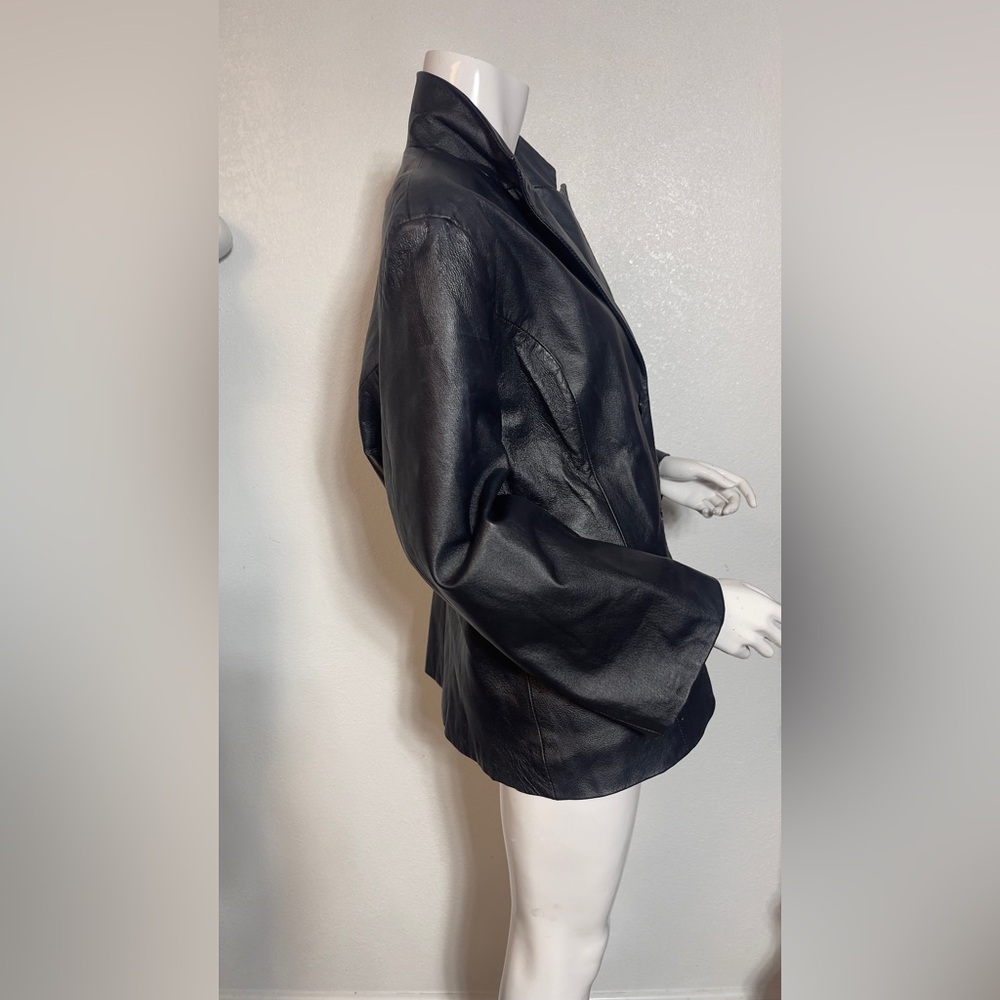 Vintage Elegant Black 💯 Leather Blazer for Women - Picture 3 of 11